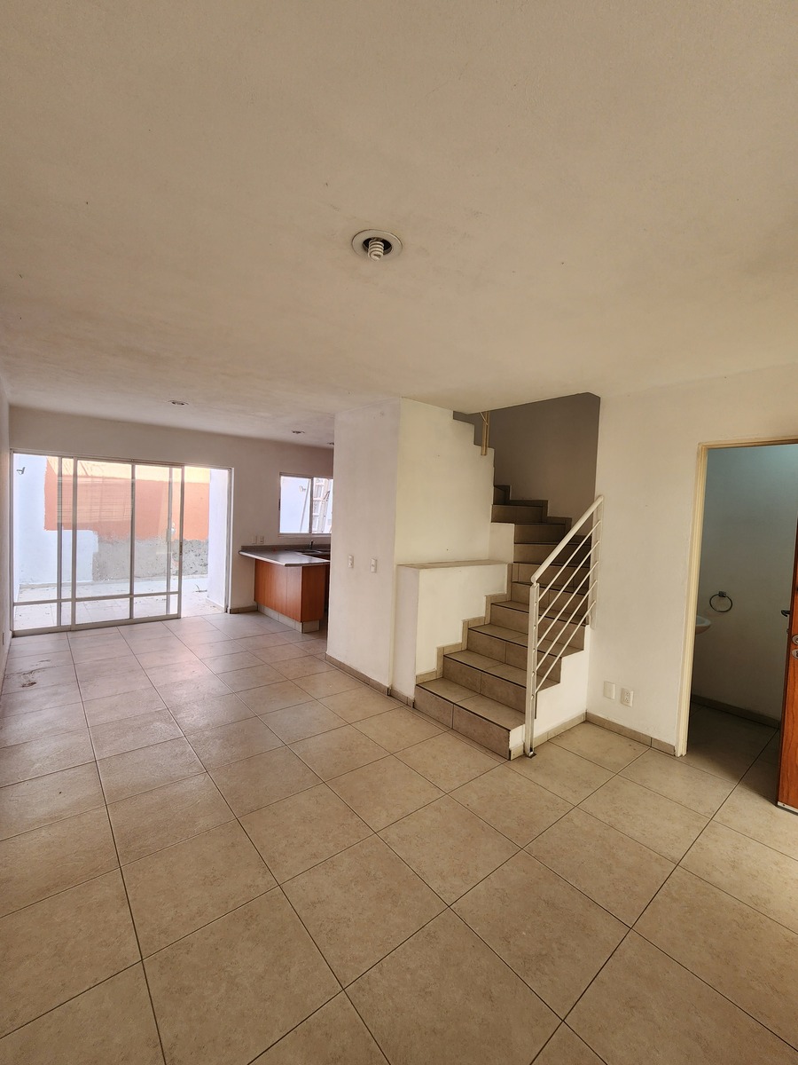 3 de 13: Sala con medio baño