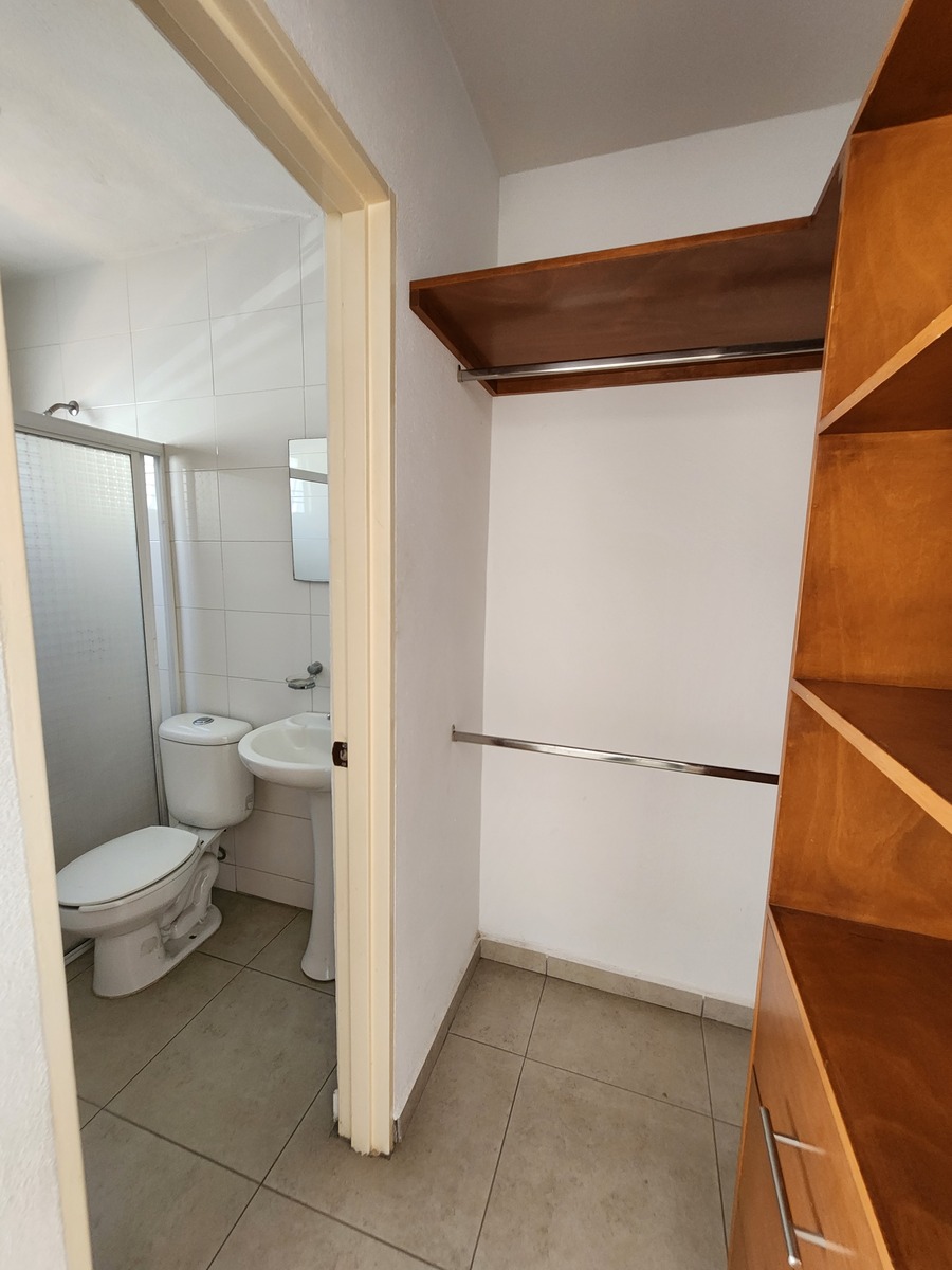 9 de 13: Baño vestidor habitación  1