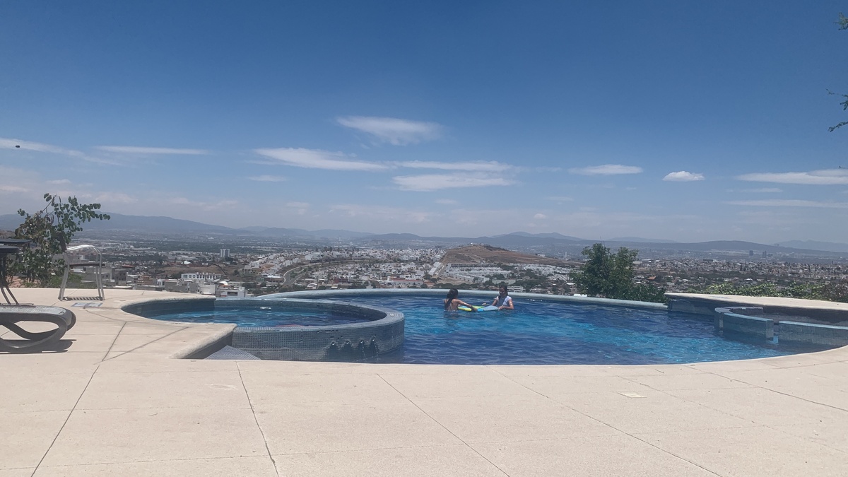 25 de 26: Alberca grande con jacuzzi con vistas panorámicas