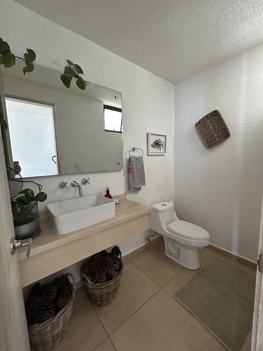 12 de 26: 1/2 Baño de visitas