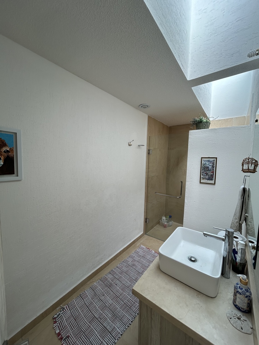 13 de 26: Baño secundario completo