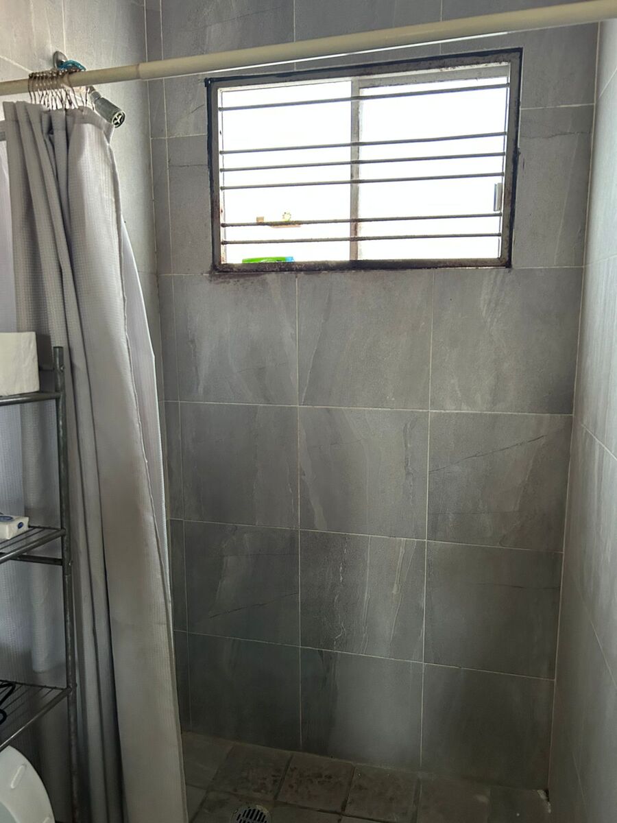 11 of 27: Baño planta alta