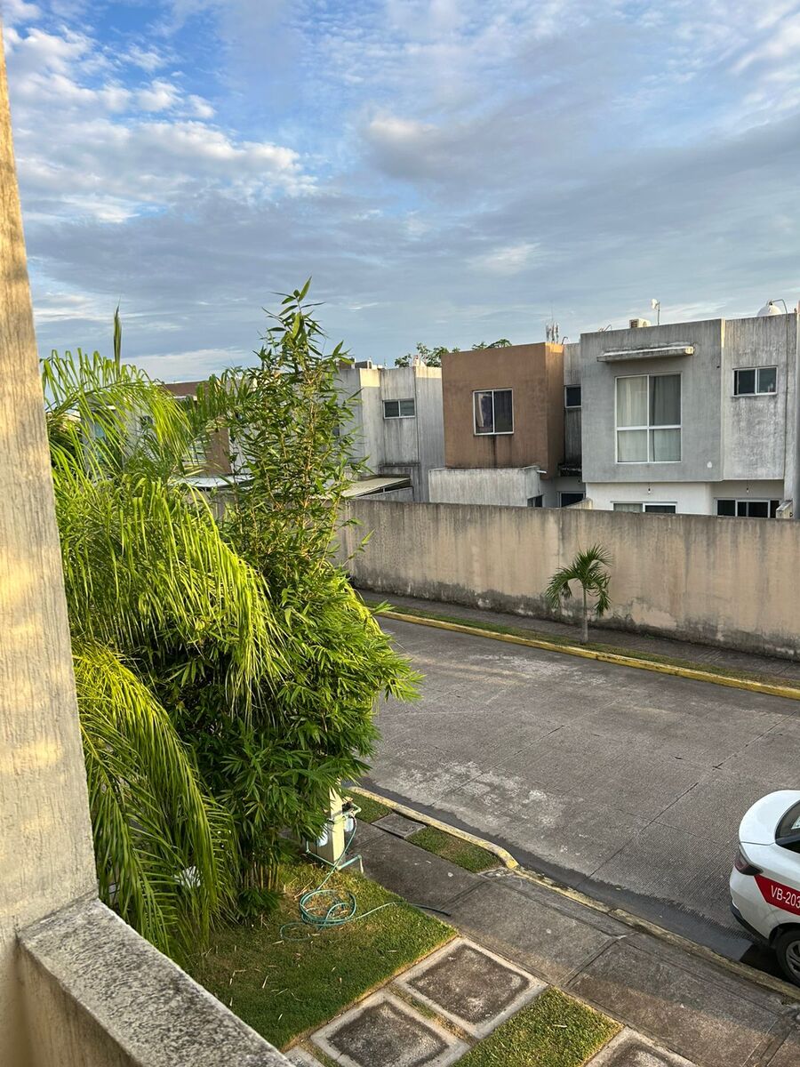12 of 27: Frente casa no vecinos enfrente