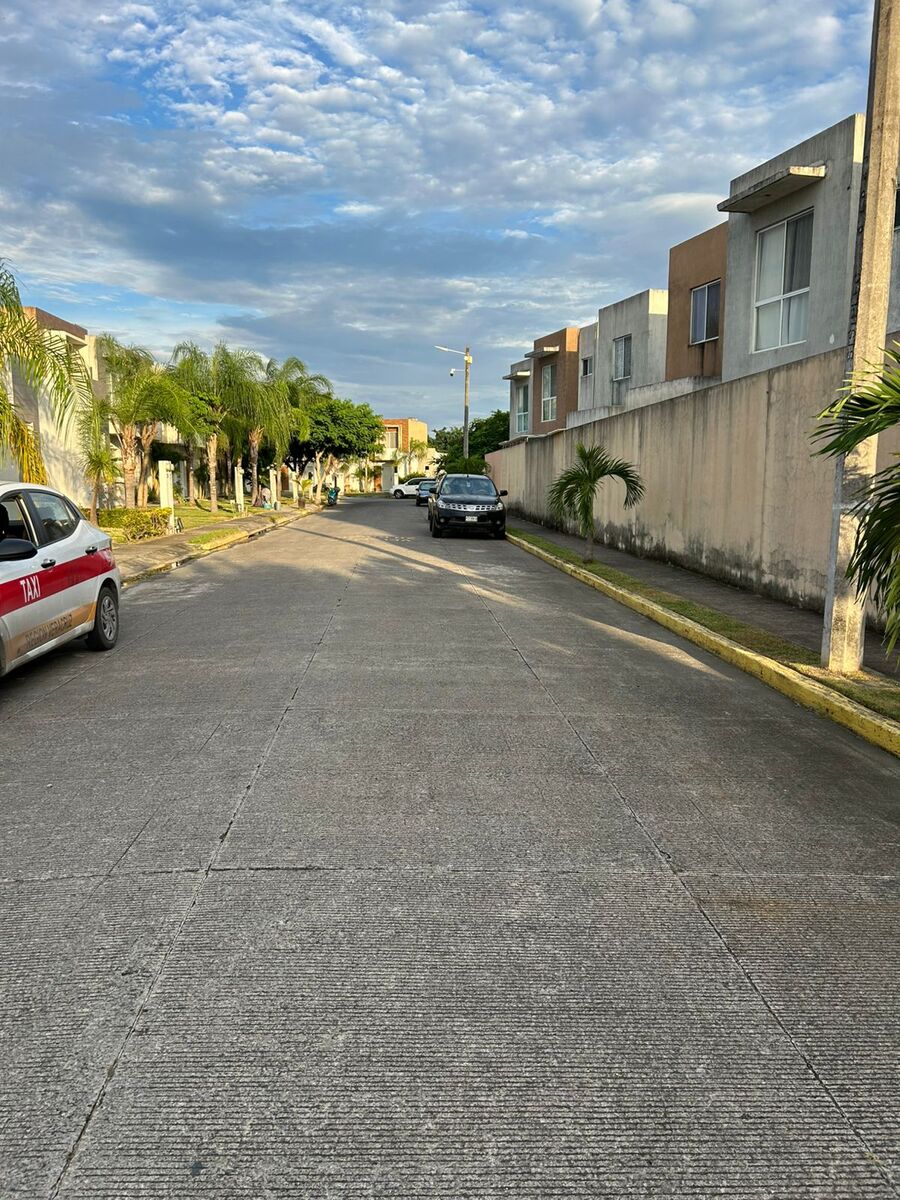 15 of 27: Calle Frente casa