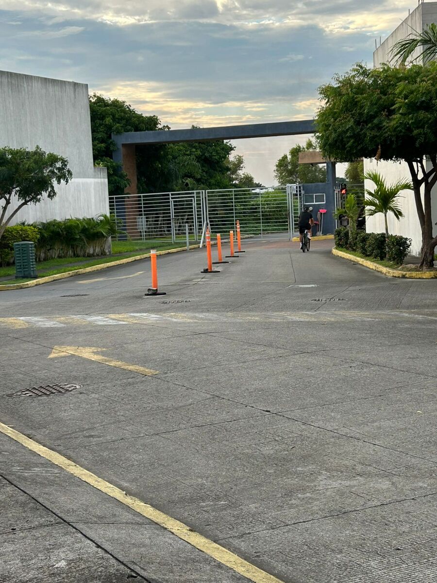 26 of 27: Entrada con vigilancia