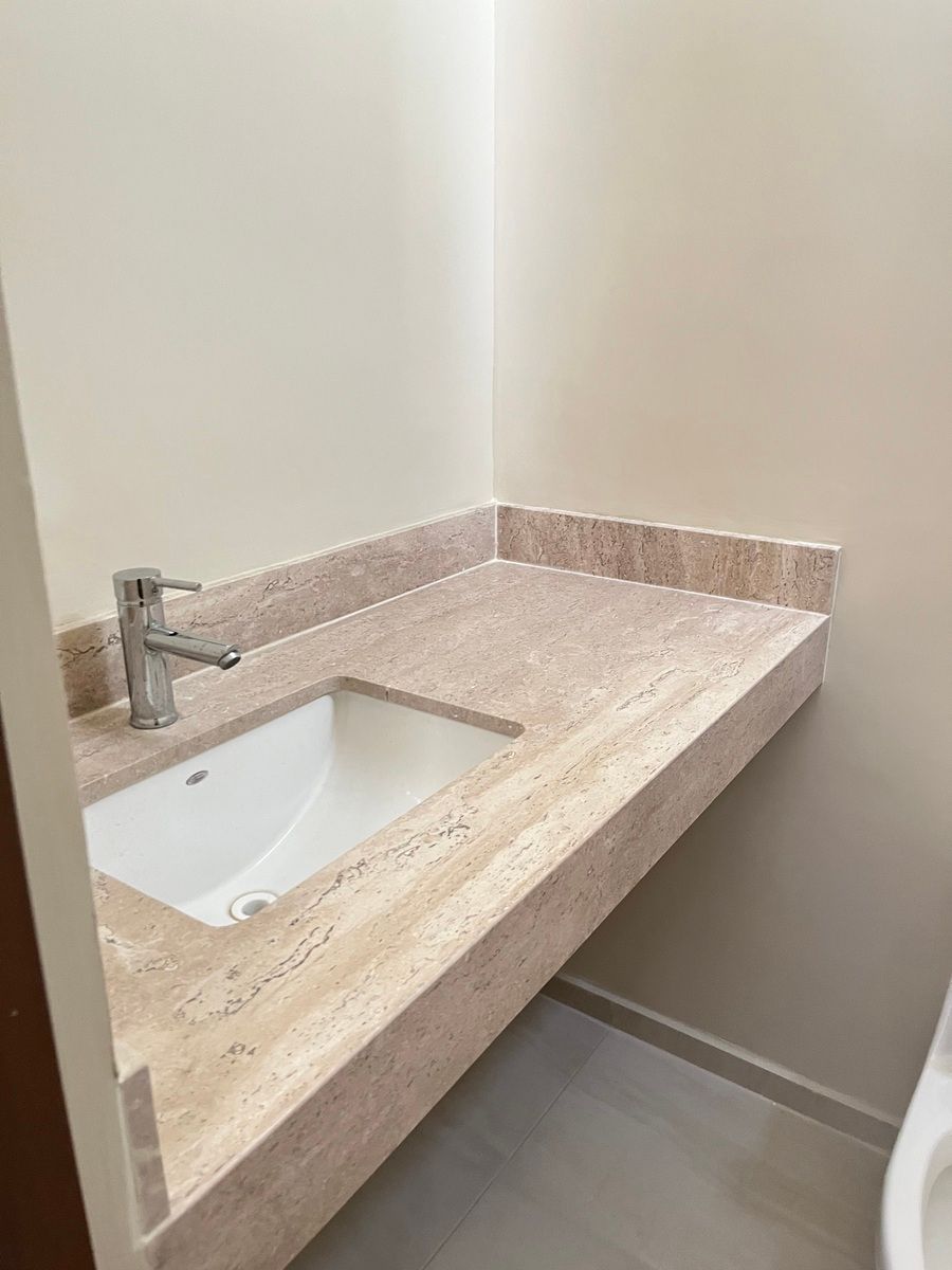 6 de 14: Medio Baño