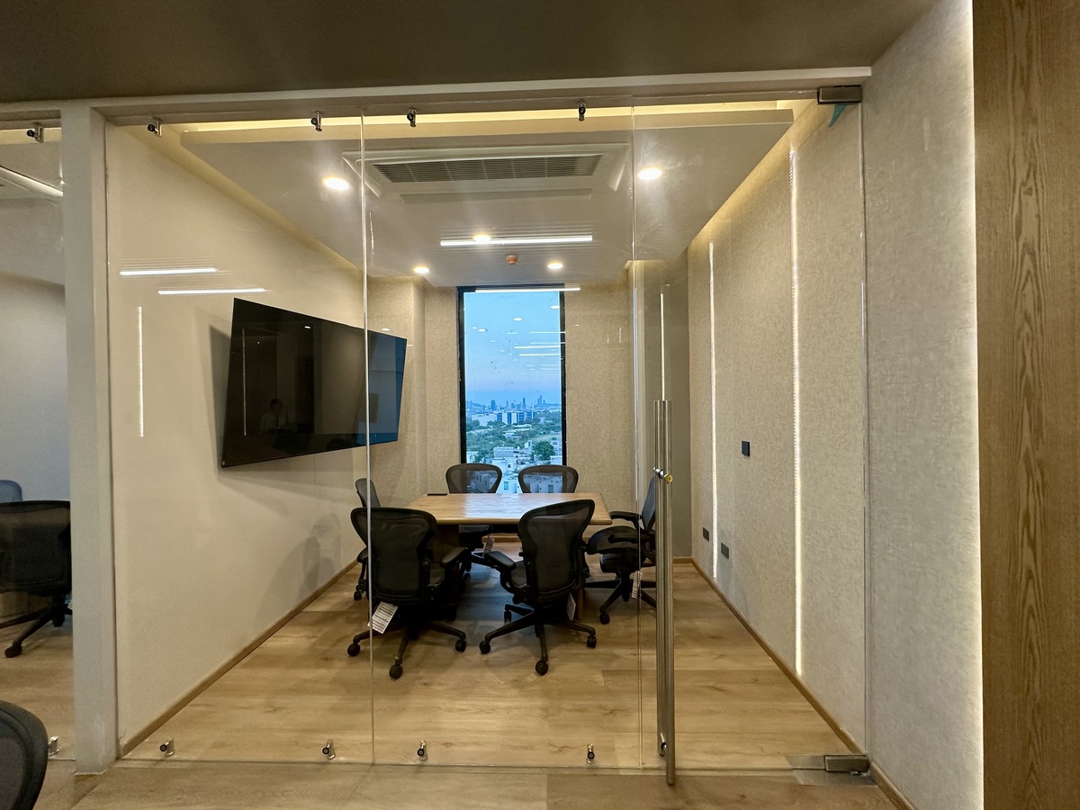 8 de 18: SALA DE JUNTAS