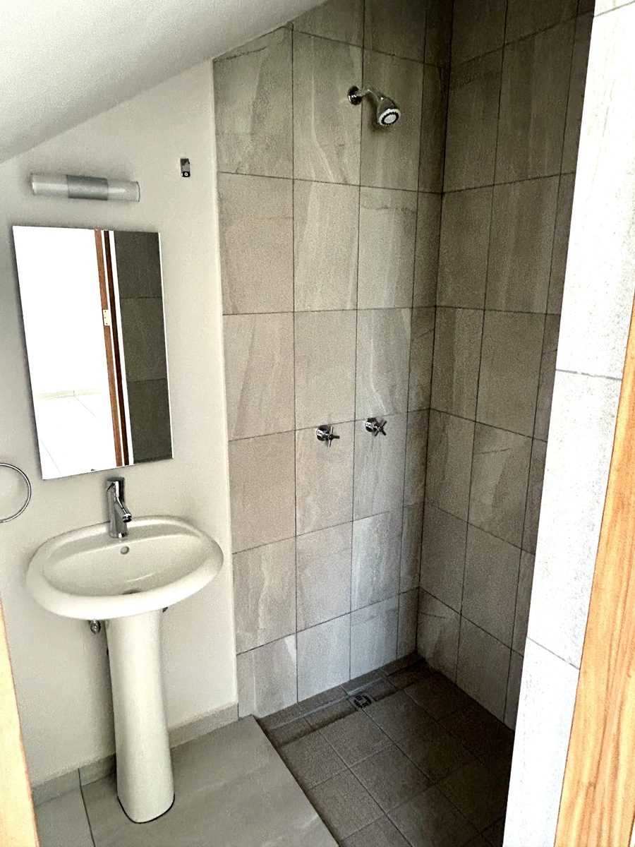 6 de 25: Baño completo planta baja.