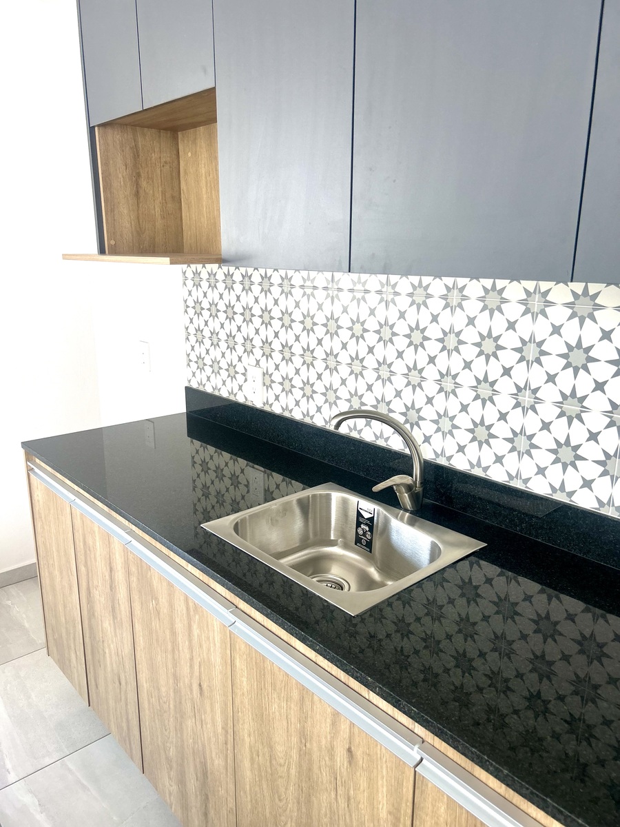16 de 25: Cocina con cubierta de granito.