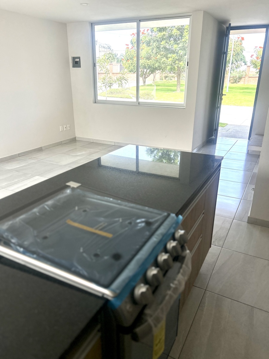 17 de 25: Cocina con cubierta de granito. Parrilla y horno convenciona