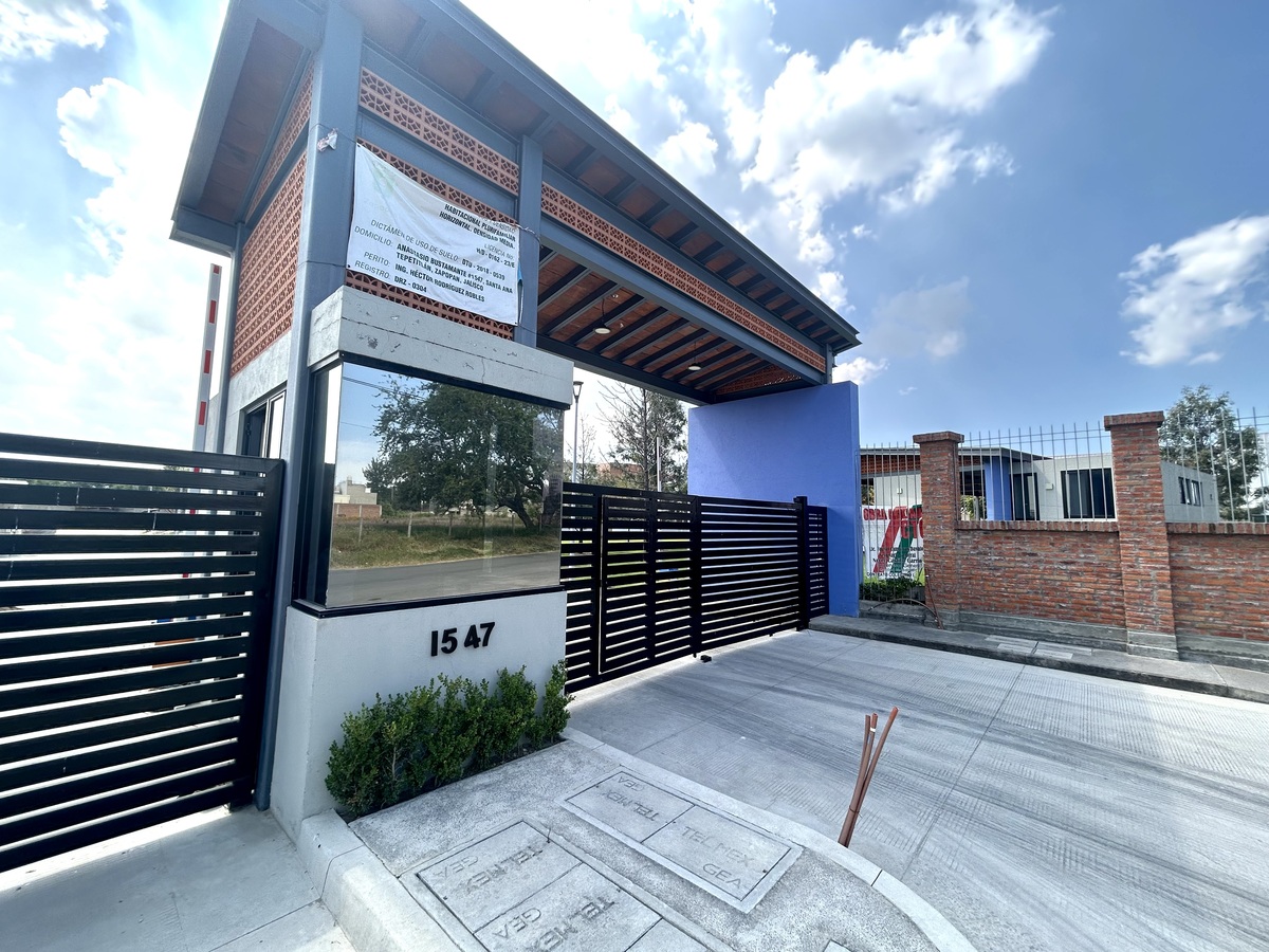 23 de 25: Puerta ingreso al coto.