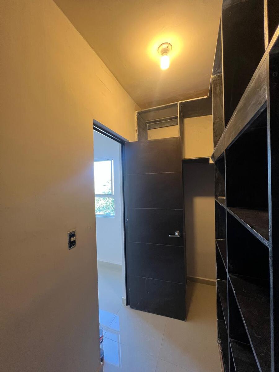 8 de 23: closet recamara principal