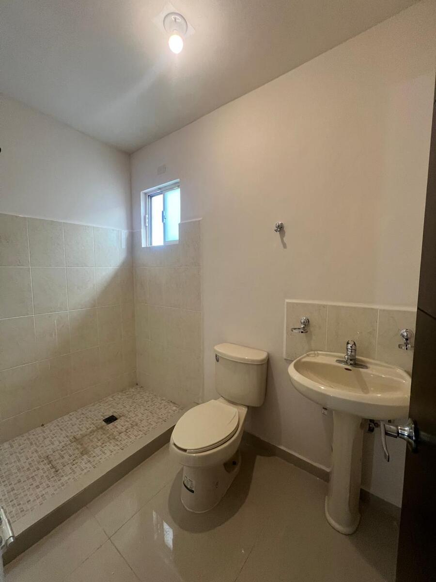 18 de 23: Baño completo, planta alta