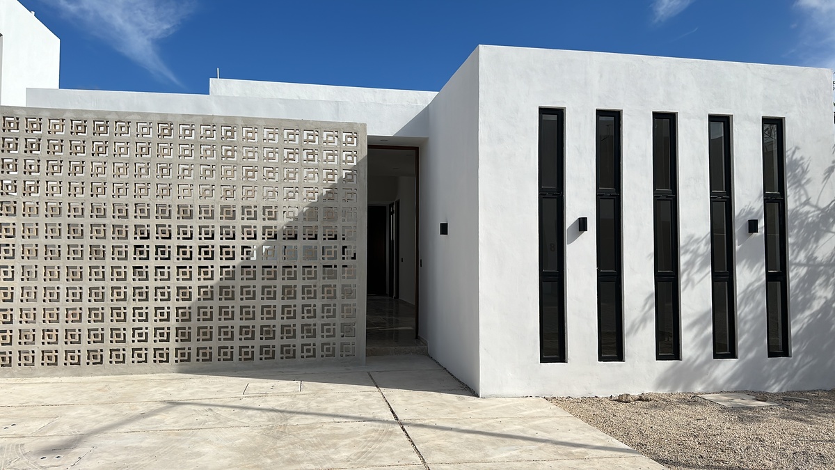 2 of 21: Fachada Principal