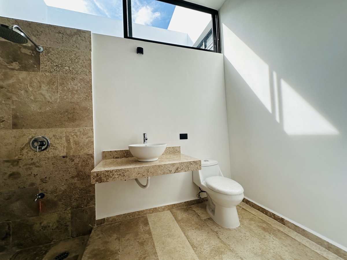 11 of 21: Baño Segunda Recámara