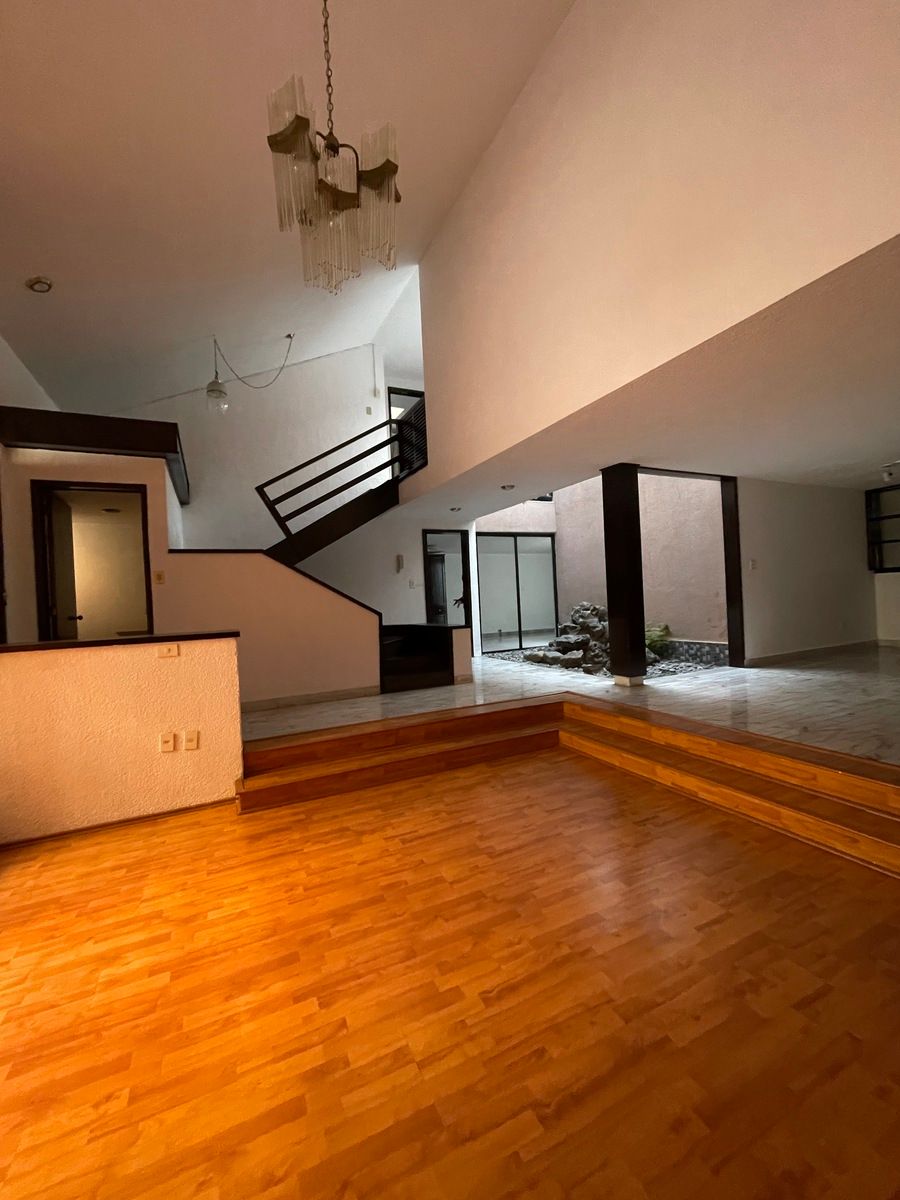 1 of 30: Vista de la Sala a las escaleras