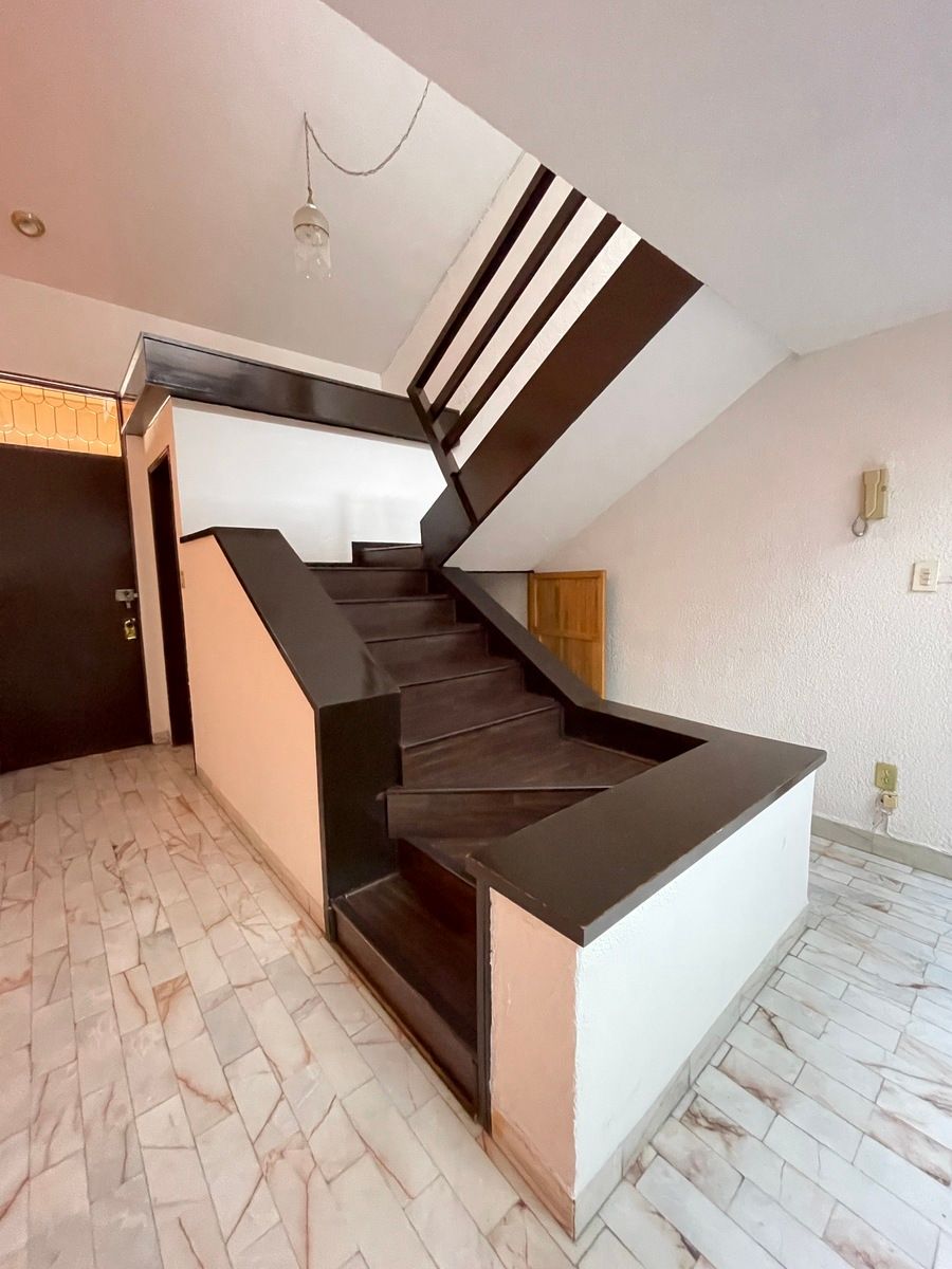 3 of 30: Escaleras a los cuartos