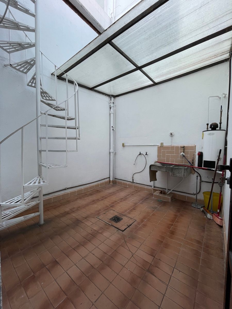 21 of 30: Patio trasero con escaleras al cuarto de servicio