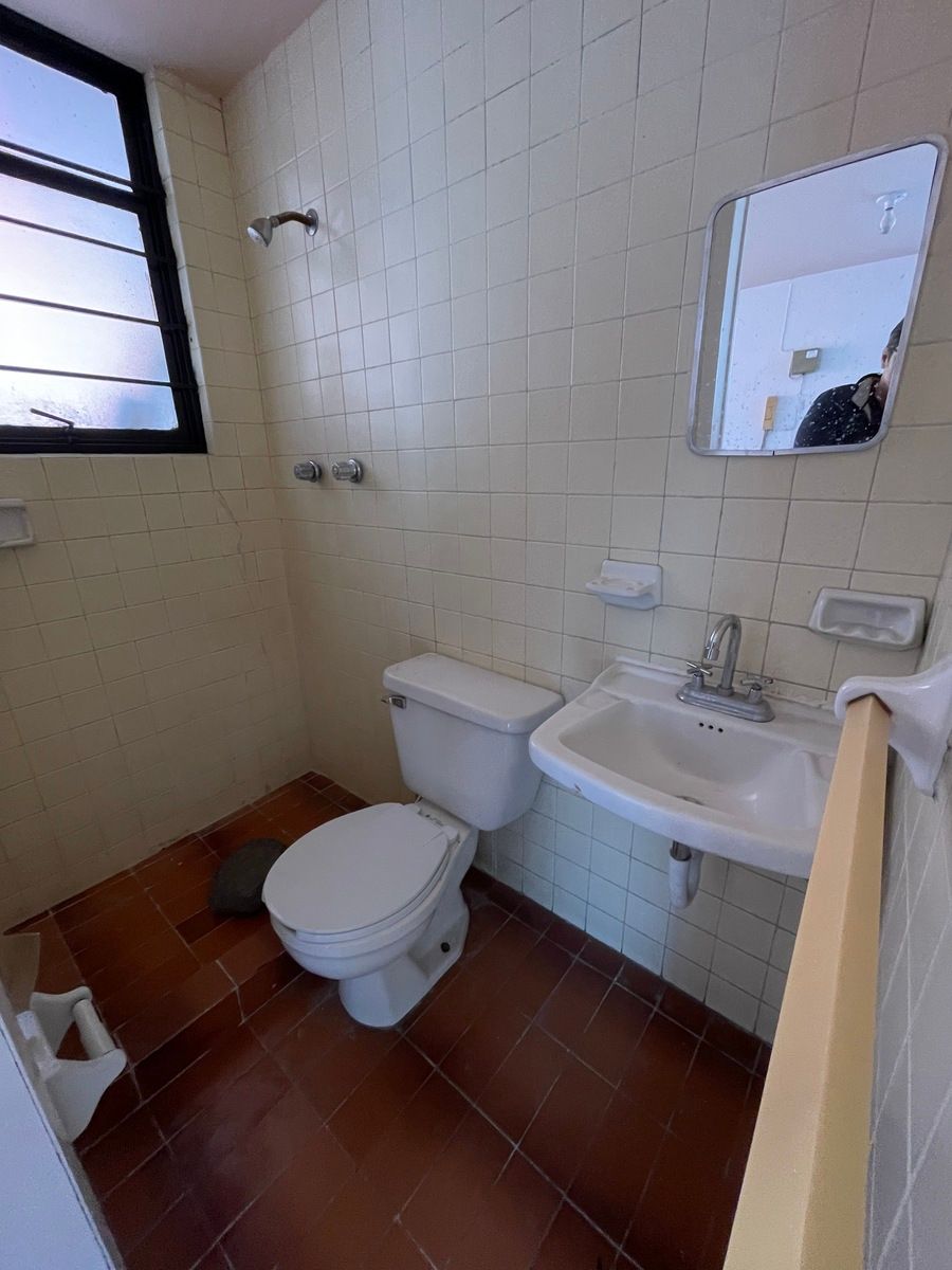 23 of 30: Baño del cuarto de servicio