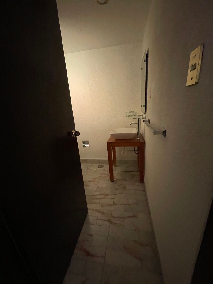 19 of 30: Medio Baño de visitas