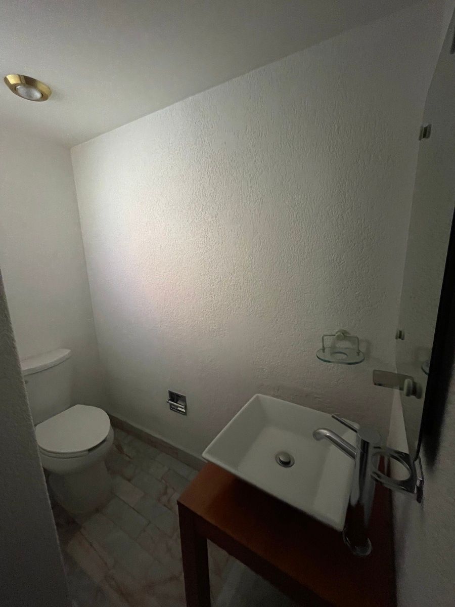 20 of 30: Medio Baño de visitas