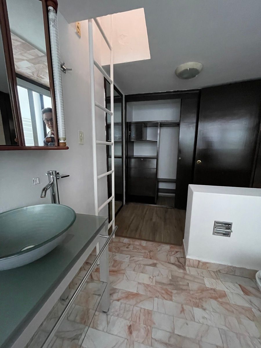 17 of 30: Closet de recamara principal