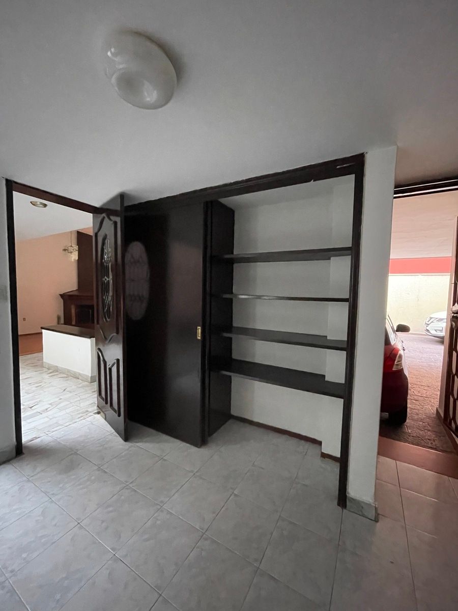 15 of 30: Vista desde cocina  hacia la sala y al entrada sec de garage