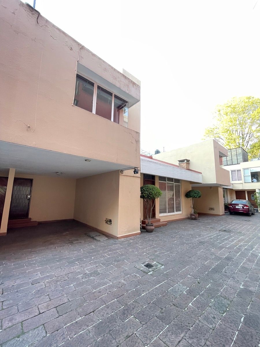 14 of 30: Fachada de la casa en interior de condominio