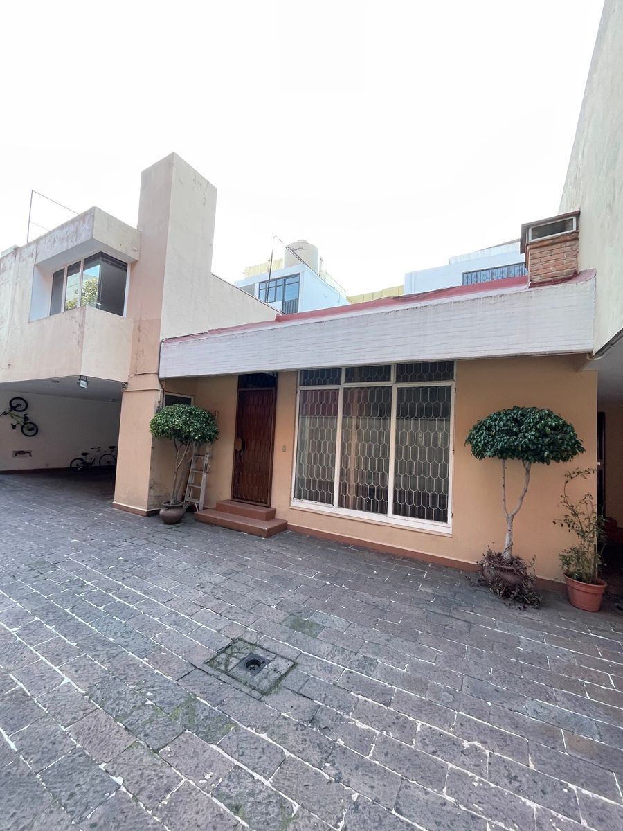 26 of 30: Fachada de casa entrada principal