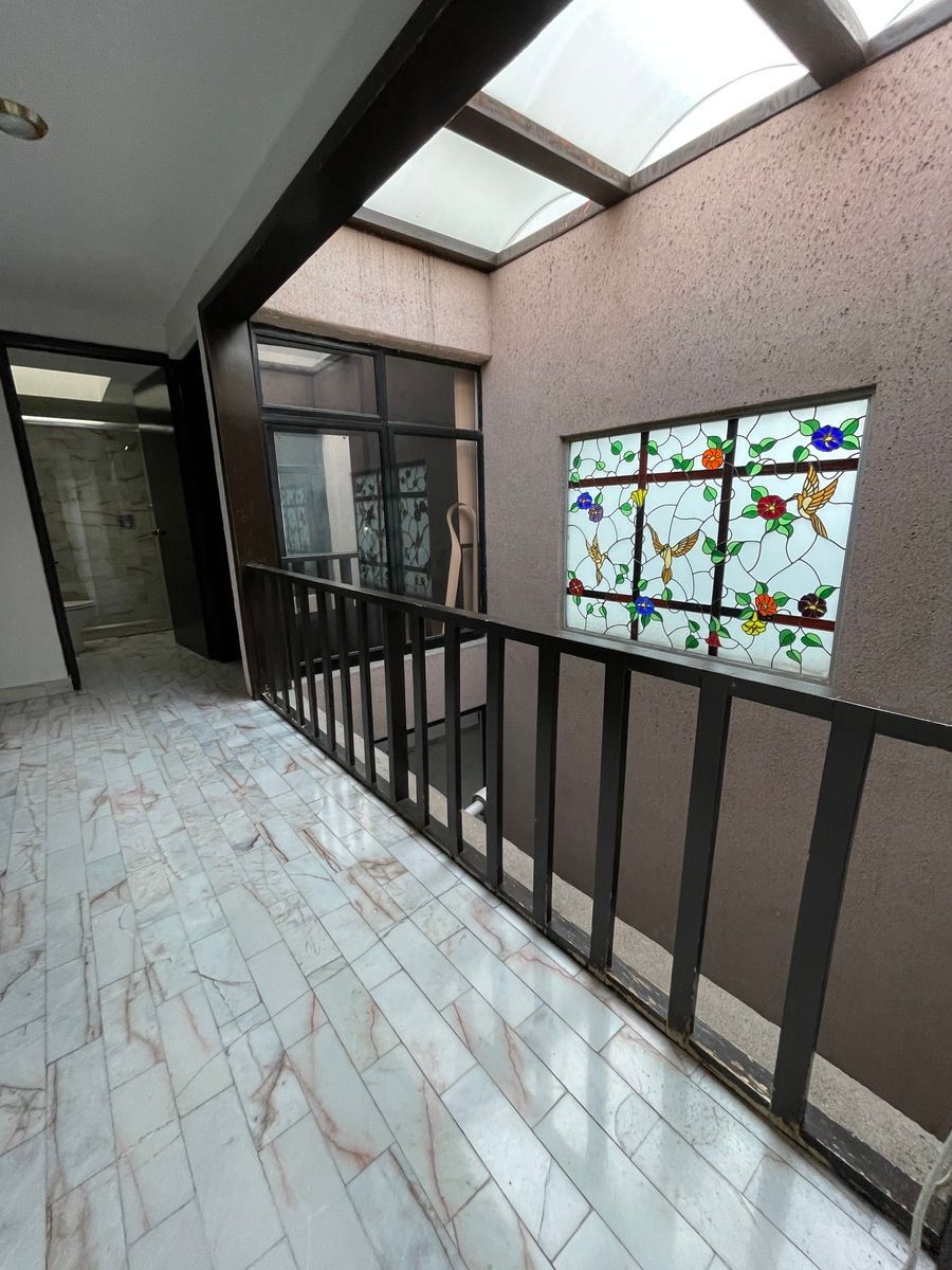 16 of 30: Pasillo interior que comunica las recamaras