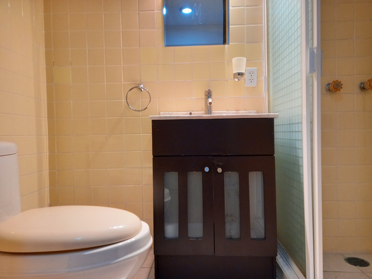 3 of 20: baño en área común