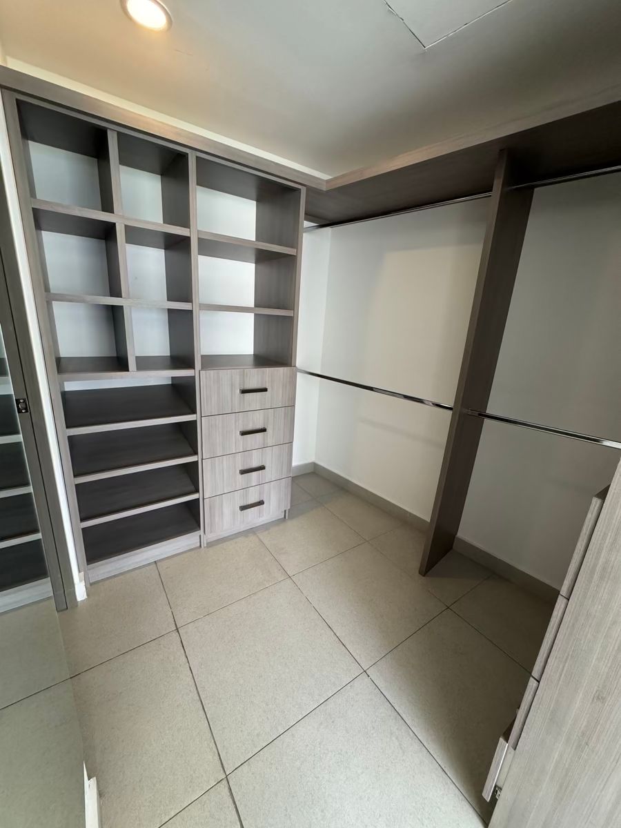 4 de 9: Walking Closet