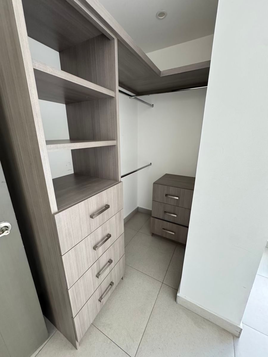 7 de 9: Closet Secundario