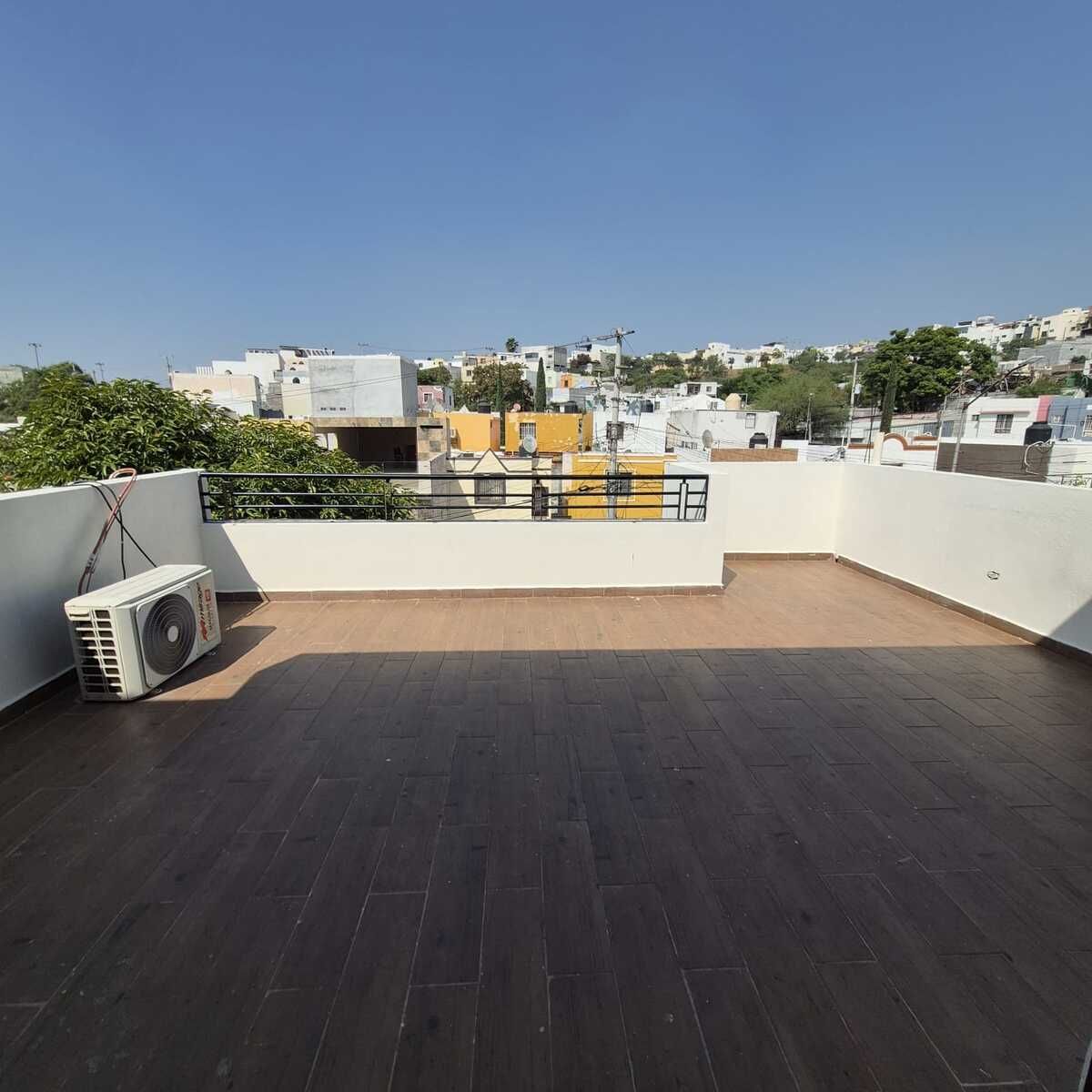 15 de 16: TERRAZA FRONTAL