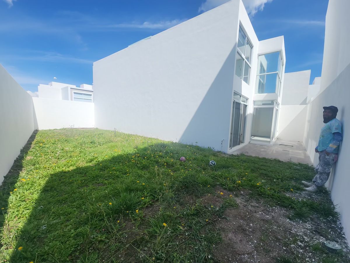 10 de 10: Jardin lateral enorme