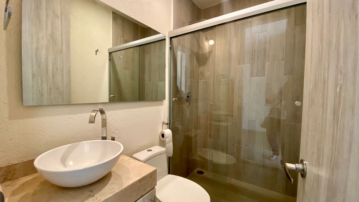 3 de 32: Baño completo en PB