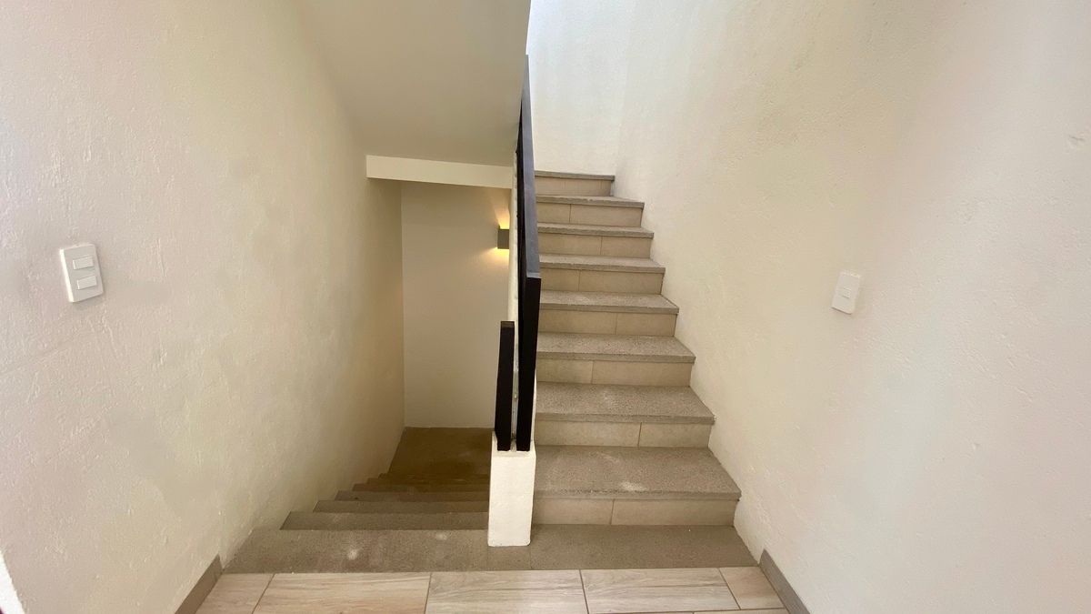 12 de 32: Escaleras al 2o piso