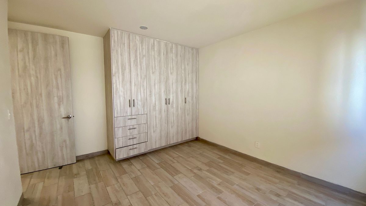 19 de 32: Closet habitación secundaria