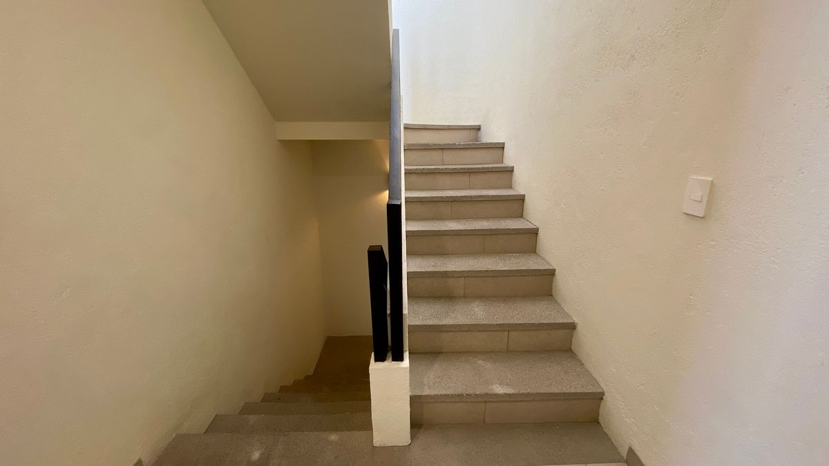 23 de 32: Escaleras al 3er piso