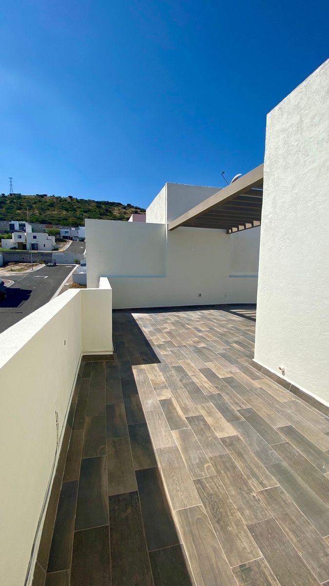 26 de 32: Roof al frente