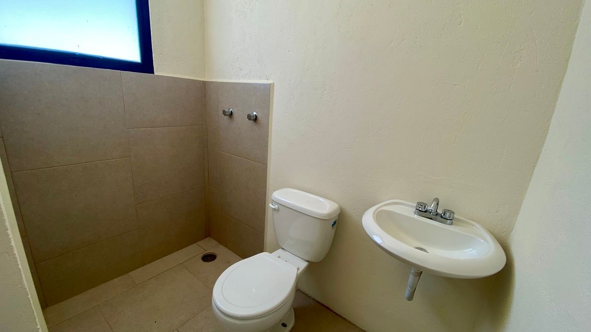 31 de 32: Baño completo cuarto servicio