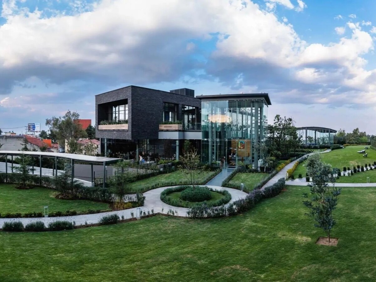 8 de 13: Jardines y Casa Club