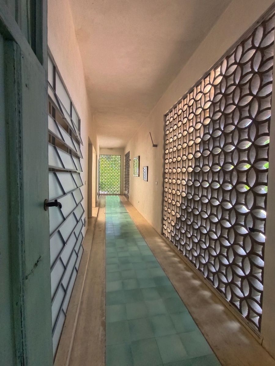 8 de 23: Pasillo acceso a recámaras