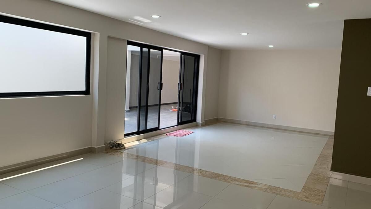 3 de 24: Acceso interior al estacionamiento