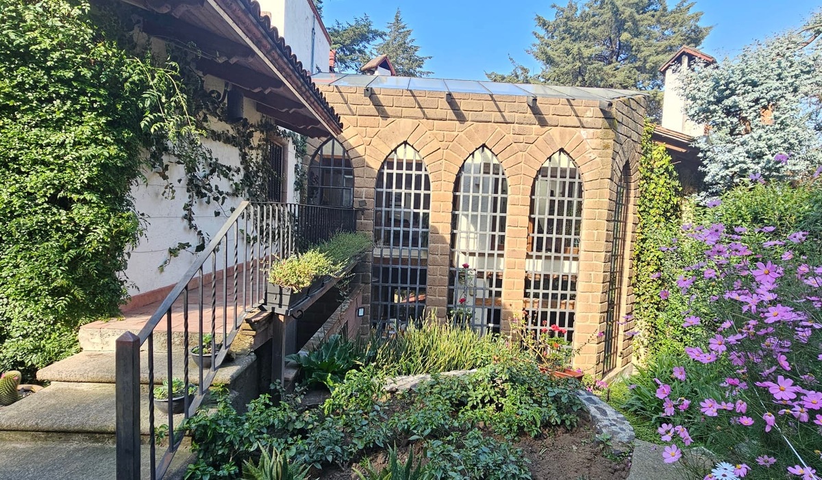 2 of 19: Parte de atraz de la casa