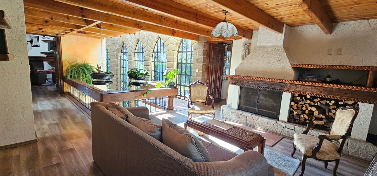 3 of 19: Sala con chimenea