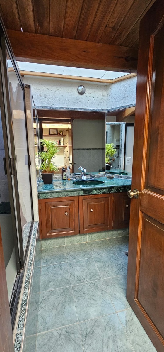 4 of 19: Baño visitas