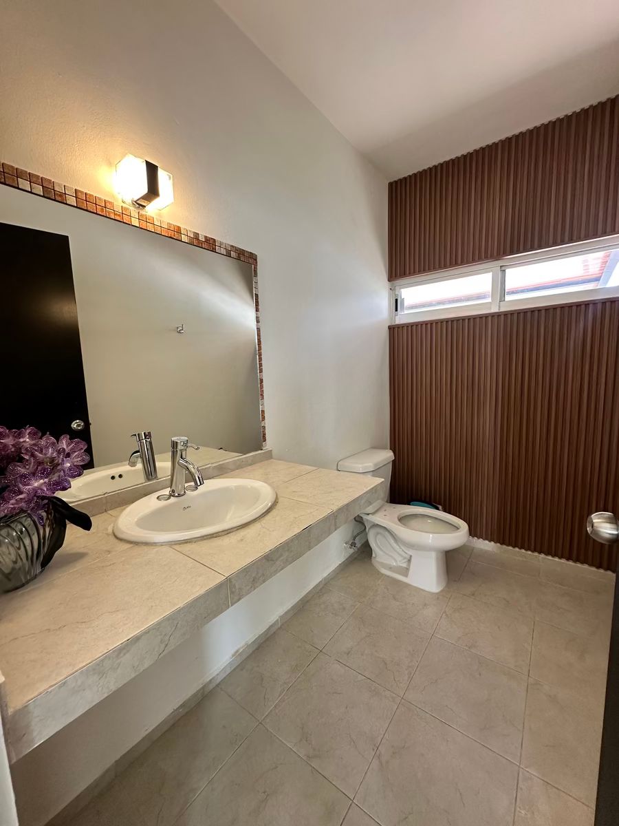 9 de 18: MEDIO BAÑO DE VISITAS