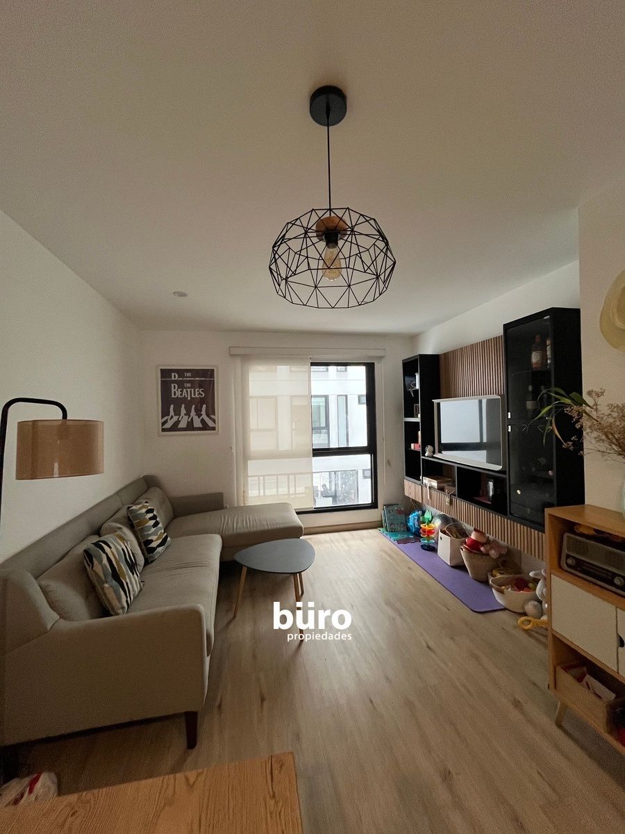 1 de 13: Sala iluminada y acogedora