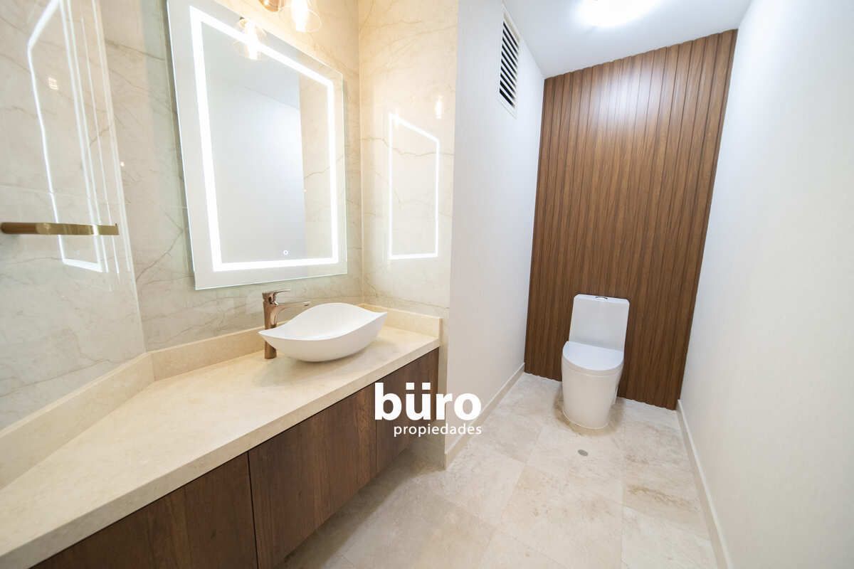 11 de 21: Baño de visitas